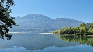 Blick auf den wolkenlosen Lago Maggiore. Blick auf den wolkenlosen Lago Maggiore.