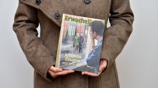Eine Frau hält ein Heft mit dem Titel "Erwachet!" in der Hand. Eine Frau hält ein Heft mit dem Titel "Erwachet!" in der Hand.