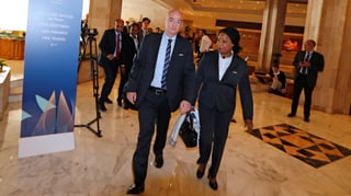 Fifa-Präsident Gianni Infantino zusammen mit Generalsekretärin Fatma Samoura. 