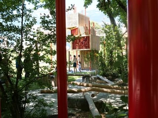 Mitten im Grünen ein Spielplatz Mitten im Grünen ein Spielplatz