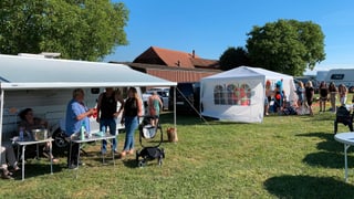 Zelt, hinten ein Bauernhaus Zelt, hinten ein Bauernhaus