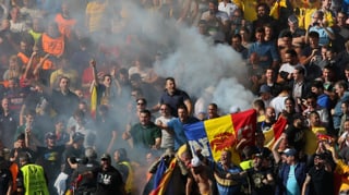 Rauch in Rumäniens Fansektor im Spiel gegen die Schweiz.