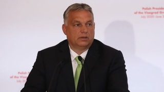 Viktor Orban an einem Rednerpult.