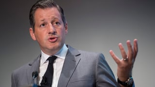 Collardi spricht in ein Mikrofon und gestikuliert mit der Hand. Collardi spricht in ein Mikrofon und gestikuliert mit der Hand.