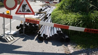 Verkehrstafel: Achtung Baugrube.