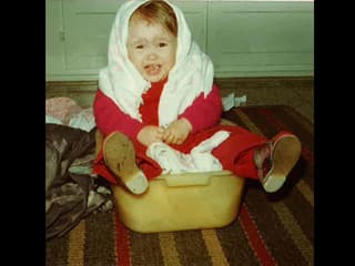 Christina Lang als Baby im Waschbecken.