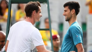 Andy Murray und Novak Djokovic begegnen sich am Netz.