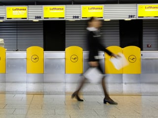 Ein Lufthansa-Angestellte allein auf weiter Flur. 
