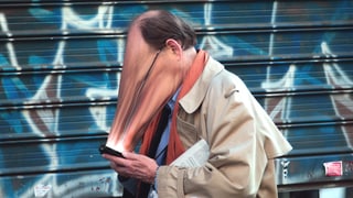 Ein Mann mit zum Smartphone hin verzerrtem Gesicht.
