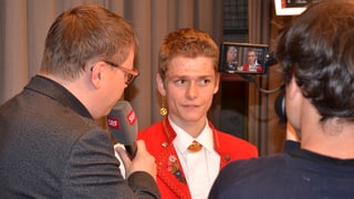 Ein junger Mann in Appenzeller Tracht während eines Interviews.