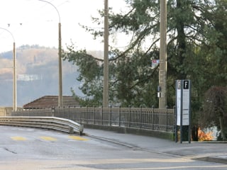 Die Oberstation des Funiculaire, versteckt hinter einem Zaun und einer Strasse.
