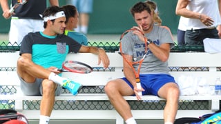 Roger Federer und Stan Wawrinka während einer Trainingspause.