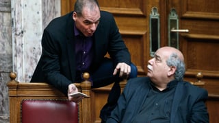 Griechenlands Finanzminister Yanis Varoufakis und Innenminister Nikos Voutsis (rechts)