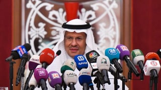 Energieminister Prinz Abdulasis bin Salman spricht vor den Medien Energieminister Prinz Abdulasis bin Salman spricht vor den Medien