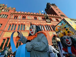 Fasnachts-Clique vor dem Basler Rathaus.