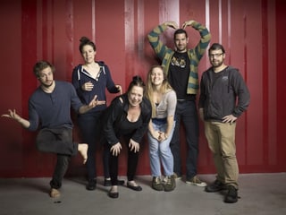 Sechs personen stehen vor einer weinroten Wand. Alle machen eine eigene Bewegung, gehen in die Knie oder strecken die Arme aus. Es ist das neue Mummenschanzensemble, drei Frauen und zwei Männer und ein Lichttechniker. Sechs personen stehen vor einer weinroten Wand. Alle machen eine eigene Bewegung, gehen in die Knie oder strecken die Arme aus. Es ist das neue Mummenschanzensemble, drei Frauen und zwei Männer und ein Lichttechniker.