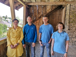Zwei Frauen und zwei Männer auf einem alten Balkon. Zwei Frauen und zwei Männer auf einem alten Balkon.