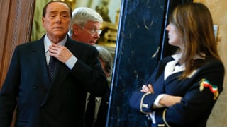 Berlusconi kommt aus einer Sitzung mit Matteo Renzi.