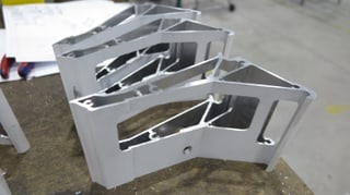 Metallformen, die in einer Fabrik auf einem Tisch liegen. Metallformen, die in einer Fabrik auf einem Tisch liegen.
