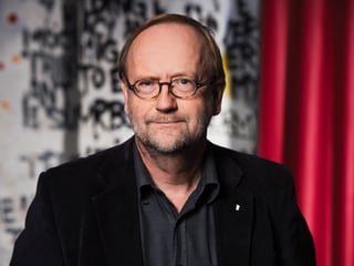 Martin Ebel blickt in die Kamera.