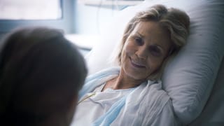 Eine kranke Frau liegt im Krankenhaus-Bett. Eine kranke Frau liegt im Krankenhaus-Bett.