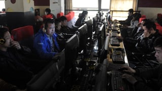 Chinesen sitzen in einem Internet-Café in China.
