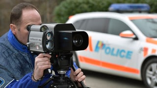 Ein Polizist macht eine Geschwindigkeitskontrolle Ein Polizist macht eine Geschwindigkeitskontrolle