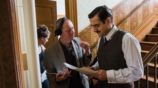 Hansjürg Zumstein und Gilles Tschudi besprechen im Treppenhaus die Szene.