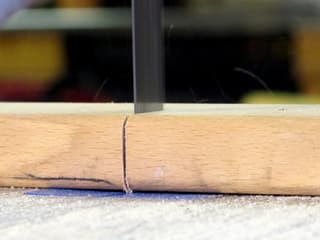 Sägeblatt geht durch Holz.