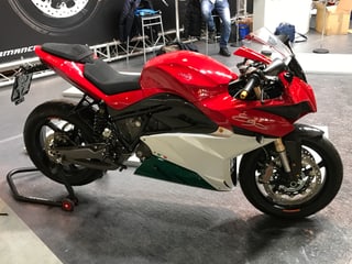 An der Motorrad-Ausstellung Swiss Moto ist ein Motorrad mit Elektro-Motor ausgestellt.