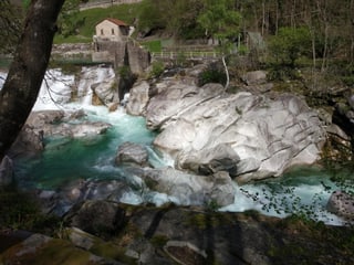 Wasser zwischen Steinen. 