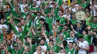 Singende Irische Fans im Stadion.