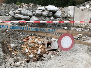 Abgesperrte Zone mit Fahrverbot und Absperrband