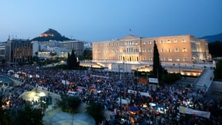 Eine Menschenmenge vor dem griechischen Parlamentsgebäude.