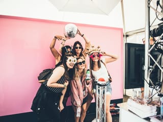 Festivalbesucherinnen am Posen