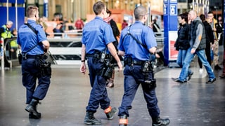 Drei Polizisten bei einer Patrouille am Zürcher Hauptbahnhof. 