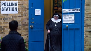 Nonne verlässt Wahllokal