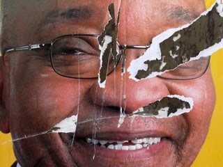 Zerkratztes Plakat mit dem Bild von Zuma.