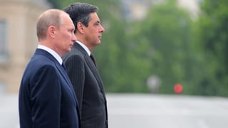 Putin und Fillon stehen Schulter an Schulter, das Bild ist von der Seite aufgenommen.