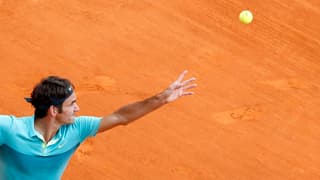 Roger Federer wirft den Ball für den Service in die Luft.