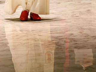 Die roten Schuhe des Papstes.