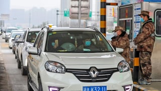Soldaten prüfen einen Wagen Soldaten prüfen einen Wagen