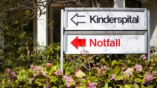 Strassenschild zum Kinderspital und zum Notfall.