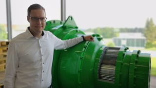 Mann neben grünem Motorenteil. Mann neben grünem Motorenteil.