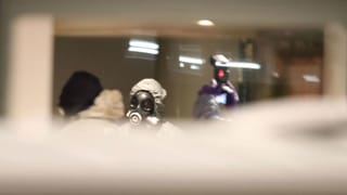 Männer mit Gasmasken untersuchen den Tatort. Männer mit Gasmasken untersuchen den Tatort.