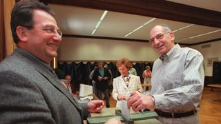 Pascal Couchepin legt seine Stimme in eine Wahlurne Pascal Couchepin legt seine Stimme in eine Wahlurne
