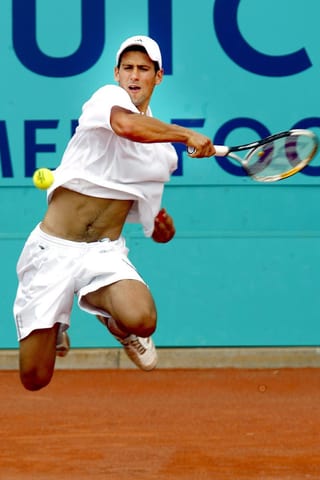 Djokovic spielt springend eine Vorhand.