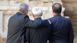 Gauck legt seinen Arm um Robert Hébras - von hinten fotografiert.