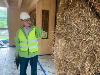 Bauleiter Uwe Jakob erklärt, wie gut Stroh isoliert. Bauleiter Uwe Jakob erklärt, wie gut Stroh isoliert.