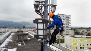 Monteur bei 5G-Antenne in Genf Monteur bei 5G-Antenne in Genf